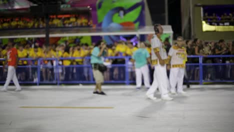 La-Banda-De-Carnaval-Entra-En-El-Desfile-En-Río-De-Janeiro,-Brasil.