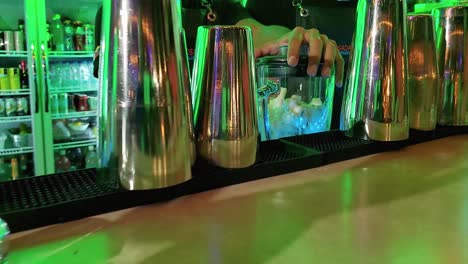 Barkeeper-Mixgetränk-Im-Restaurant,-Nah-Am-Mixer-Mit-Pina-Colada-Zutaten