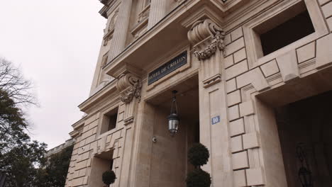 Nahaufnahme-Der-Eingangsfassade-Des-Hotel-De-Crillon-Tagsüber-In-Paris,-Frankreich