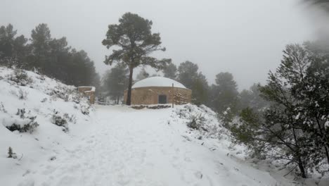 Pou-Del-Barbero-Cubierto-De-Nieve---Ibi,-Montaña-De-Mariola,-Alicante,-España