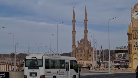 Toma-Panorámica-De-La-Mezquita-De-Al-Mustafa-En-Sharm-El-Sheikh-En-El-Fondo.