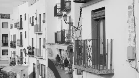 Schwarz-Weiß-Aufnahme-Typischer-Gebäude-Im-Historischen-Stadtzentrum-Von-Peniscola,-Valencia-In-Spanien-Bei-Tag