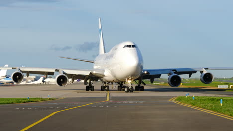 Vista-Frontal-De-Challenge-Airlines-Boeing-Con-Base-En-El-Aeropuerto-De-Lieja.