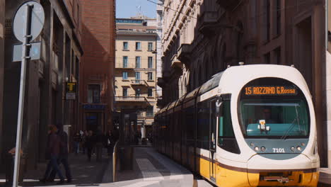 Moderne-Straßenbahn,-öffentlicher-Nahverkehr-In-Der-Stadt-Mailand,-Italien