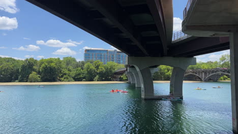Kajakfahrer-Passieren-Eine-Brücke-Am-Lady-Bird-Lake-In-Austin,-Texas