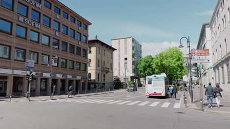 Fahrzeuge-Und-Fußgänger-Auf-Der-Straße-An-Einem-Sonnigen-Tag-In-Bergamo,-Italien