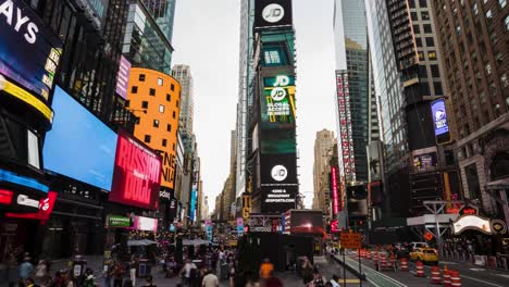 Zeitraffer-Mit-Bewegung-Des-Time-Square,-Riesenbildschirmen,-Menschen,-Fahrzeugen-Und-Werbung-In-Der-Innenstadt-Von-New-York-City