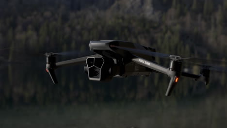 DJI-Mavic-3-Pro-Drohne-Schwebt-In-Der-Luft,-Nahaufnahme-In-Zeitlupe