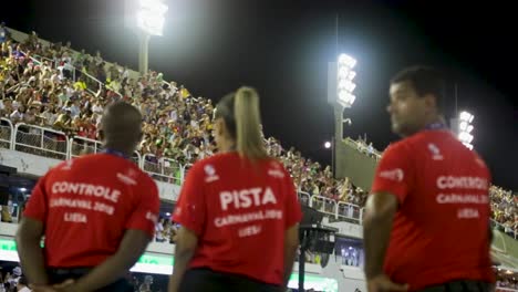 Karnevalssicherheitspersonal-Beobachtet-Die-Menge-In-Rio-De-Janeiro,-Brasilien