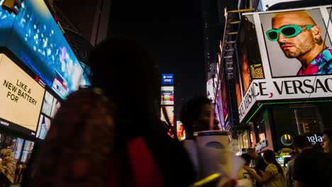 Timelapse-Y-Motionlapse-De-Timesquare,-Nueva-York,-Pantallas-Gigantes-Con-Publicidad-Por-La-Noche-Mientras-Personas-Y-Vehículos-Circulan-Por-La-Calle,-Estilo-De-Vida-Callejero