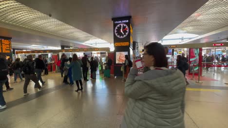 Menschen,-Die-Am-Terminal-Des-Bahnhofs-Termini-In-Rom-In-Italien-Abreisen-Und-Dort-Ankommen
