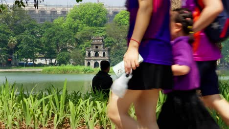 Parque-Público-Del-Lago-Hoan-Kiem-En-Un-Día-Soleado-En-La-Ciudad-De-Hanoi-Con-Una-Torre-De-Tortugas-En-Medio-Del-Lago