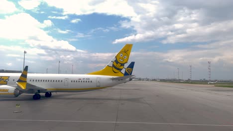 Un-Avión-De-Bulgaria-Air-Rodando-En-El-Aeropuerto-De-Sofía-Y-Aparca-Junto-A-Otro-Avión.