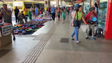 Una-Vista-Cinematográfica-De-Un-Mercado-Local-Donde-La-Gente-Se-Mueve