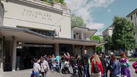 Línea-De-Personas-En-La-Estación-De-Funicular-De-Bérgamo-En-La-Ciudad-De-Bérgamo,-Italia