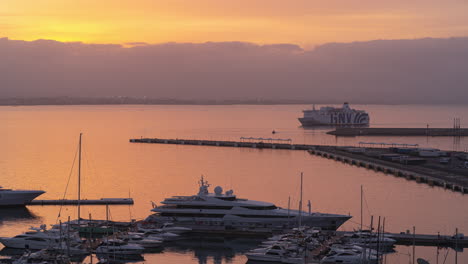 Zeitraffer-Eines-Kreuzfahrtschiffes,-Das-Im-Morgengrauen-Den-Hafen-Anläuft