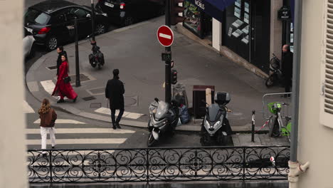 Gente-Cruzando-La-Calle-En-París,-Francia-Durante-El-Día.