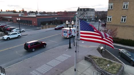 Amerikanische-Flagge-Vor-Krankenwagen