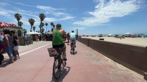 Ein-Spaziergang-Entlang-Der-Strandpromenade-Von-Mission-Beach