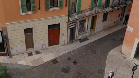 Einheimische-Gehen-In-Den-Ruhigen-Straßen-Zwischen-Den-Typischen-Gebäuden-Italiens-Spazieren