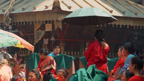 Mujeres-Nepalesas-Vestidas-Con-Ropas-Tradicionales,-Cerca-De-Templos-Y-Santuarios,-En-Las-Calles-De-Katmandú,-Nepal