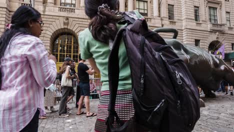 Timelapse-and-motionlapse-of-the-bull-on-wall-street,-new-york,-conglomerate-of-people-lining-up-to-take-a-picture-with-the-bull-tourist-attraction-in-the-financial-district