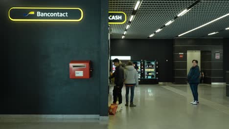 Personas-Retirando-Dinero-En-La-Estación-De-Cajeros-Automáticos-En-Namen,-Bélgica