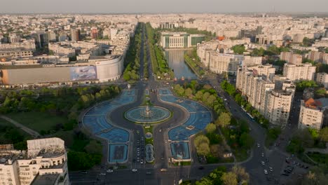 Coches-Circulando-Por-La-Plaza-De-La-Unificación-En-Bucarest,-Rumania.