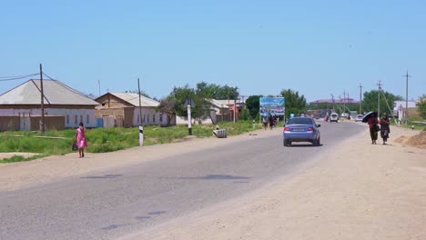 Antiguo-Pueblo-En-Uzbekistán,-Conducción-De-Automóviles-En-Fergana.