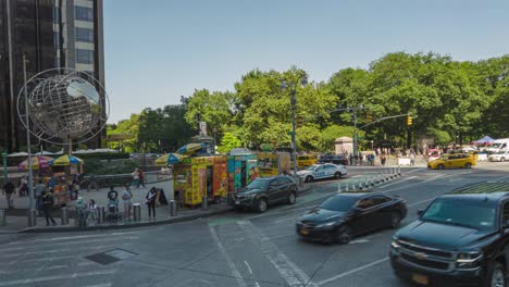 Zeitraffer-Und-Bewegungsraffer-Des-Columbus-Circle,-Globusskulptur-Am-Columbus-Circle,-59.-Columbus-Circle,-Maine-Monument-Bei-Tag-Mit-Vorbeifahrenden-Menschen,-Touristen-Und-Fahrzeugen