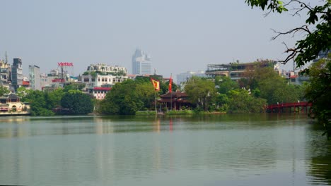 Öffentlicher-Park-Am-Hoan-Kiem-See-An-Einem-Sonnigen-Tag-In-Der-Stadt-Hanoi-Mit-Der-Huc-Brücke-In-Der-Mitte-Des-Sees