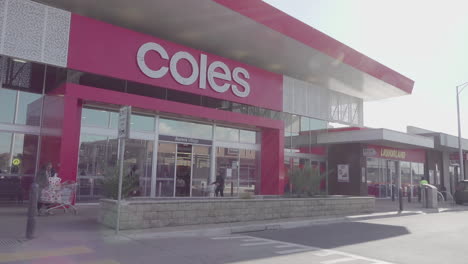 Die-Kamera-Fängt-Einen-Blick-Von-Außen-Auf-Ein-Lokales-Australisches-Einkaufszentrum-Ein,-Durch-Dessen-Türen-Kunden-Eintreten
