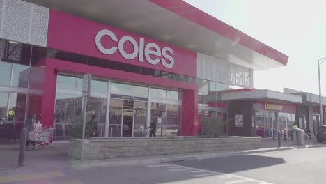 La-Cámara-Captura-Una-Vista-Del-Exterior-De-Un-Centro-Comercial-Local-Australiano,-Con-Los-Clientes-Entrando-Por-Sus-Puertas.