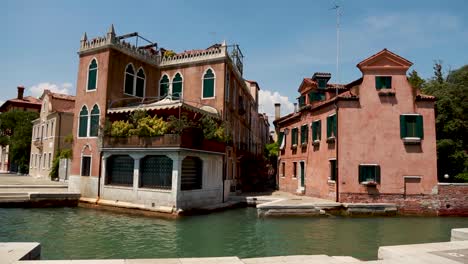 Venetian-gothic-and-renaissance-architecture-style-buildings-in-Venice,-Italy