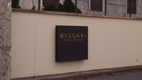 Bulgari-Hotel-Milano-Cartel-De-Inscripción-Dorada-En-La-Pared-En-Milán,-Italia