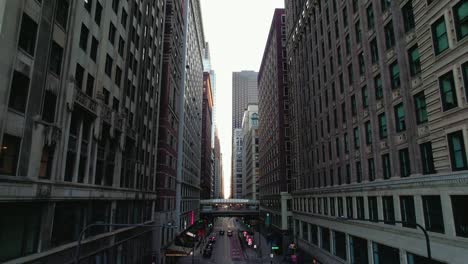 Antena-única-Del-Centro-De-Chicago-Volando-Hacia-Atrás-A-Través-De-Edificios.