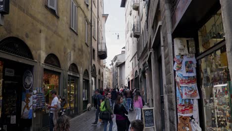 Bustling-Narrow-Streets-Of-The-Old-Town-In-Bergamo,-Milano,-Italy