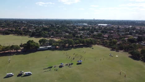 Un-Partido-De-Rugby-De-Escuelas-Por-Drones-En-Bulawayo,-Zimbabwe.