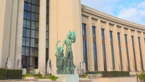 El-Sitio-Del-Trocadero-De-La-Columnata-Derecha-Del-Palacio-De-Chaillot-En-París,-Francia