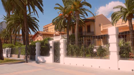 Promenade-An-Der-Costa-Del-Azahar,-Gesäumt-Von-Historischen-Villen-In-Benicassim,-Spanien