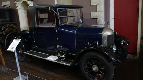 Un-Coche-Antiguo-De-Morris-Oxford-En-Un-Museo-Del-Automóvil.