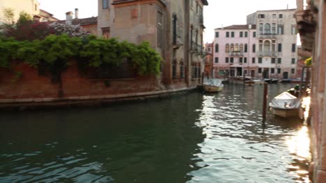 Ruhiger-Venezianischer-Wasserkanal-Mit-Booten,-Die-Vor-Altbauhäusern-In-Venedig,-Italien,-Angedockt-Sind