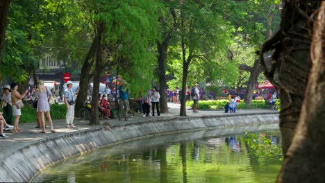Un-Hermoso-Rincón-Del-Parque-Público-Del-Lago-Hoan-Kiem-En-Un-Día-Soleado-En-La-Ciudad-De-Hanoi-Con-Mucha-Gente,-Turistas-Y-Viajeros-Disfrutando-De-Las-Vacaciones