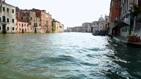 Frühmorgendliche-Atmosphäre-Am-Venezianischen-Canal-Grande-In-Venedig,-Italien