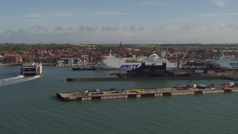 Panoramablick-Auf-Das-Kreuzfahrtterminal-Im-Hafen-Der-Stadt-Ystad,-Skåne,-Schweden
