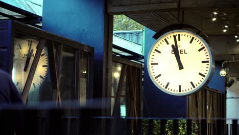 Verschwommene-Menschen,-Die-Vor-Der-Großen-Uhr-Im-Bahnhof-Paseo-Italia-Laufen