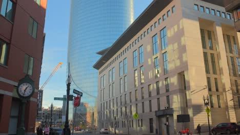 Malerische-Aussicht-Auf-Boston-City-Bei-Tagesbesichtigung-Des-State-Street-Gebäudes-Von-Der-Avenue-In-Massachusetts,-Vereinigte-Staaten