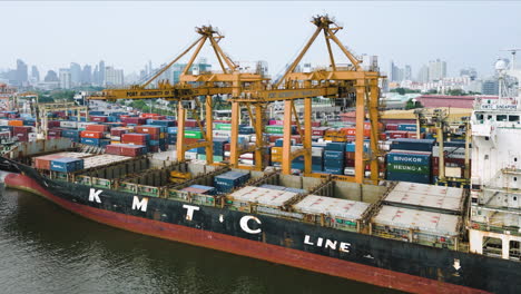 Containerschiff-Der-Kmtc-Linie