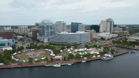 Vista-Aérea-De-Norfolk-Virginia-Descendiendo-Sobre-El-Río