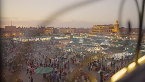 Vista-Panorámica-De-La-Plaza-Jemaa-El-Fnaa-Y-Del-Mercado-Con-Multitud-De-Gente-Por-La-Noche-En-Marrakech,-Marruecos